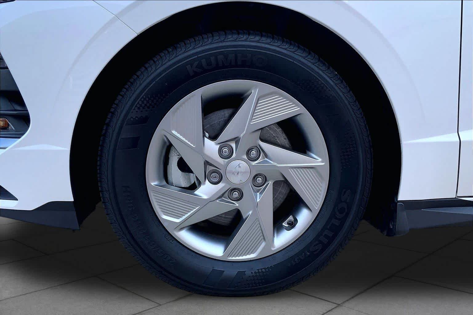 Used 2025 Serenity White Hyundai SE image 10
