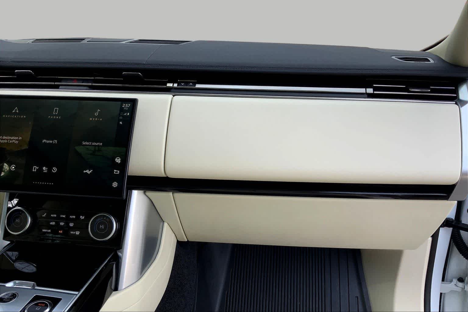 Used 2023 Fuji White Land Rover SE image 17