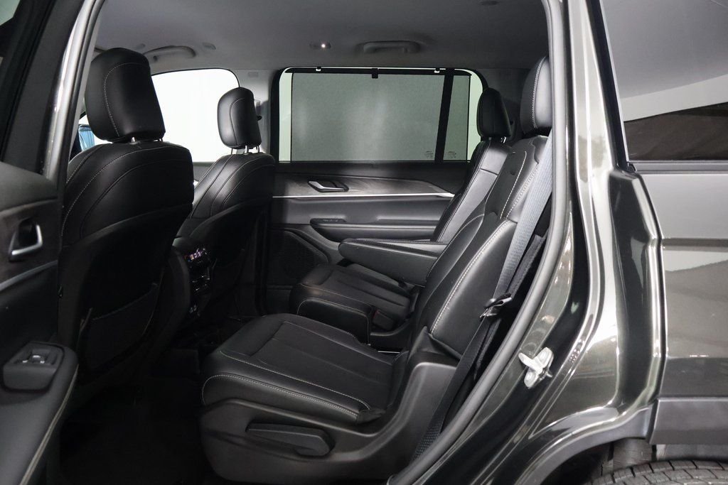 Used 2024 Rocky Mountain Pearlcoat Jeep Limited image 11