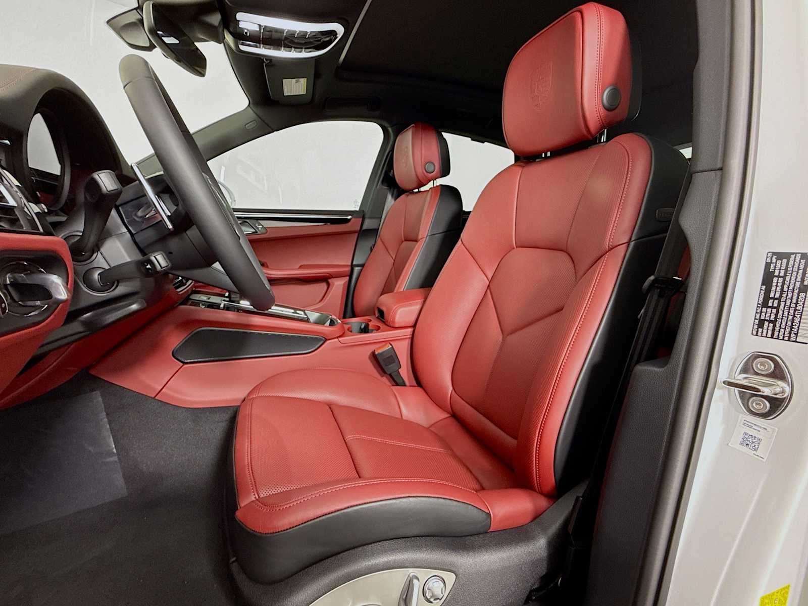 2026 Porsche Macan T - Photo 5