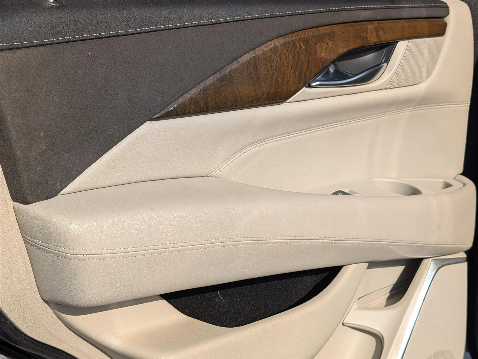 Used 2018 DARK GRANITE METALLIC Cadillac Luxury image 31
