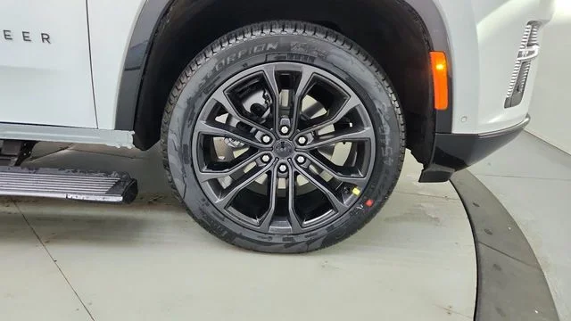 New 2026 Bright White Clear-Coat Exterior Paint Jeep Summit Obsidian image 15