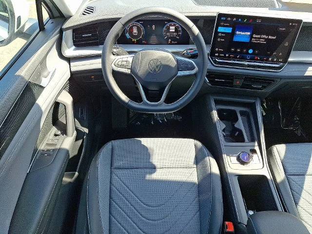 2025 Volkswagen Tiguan SE - Photo 8