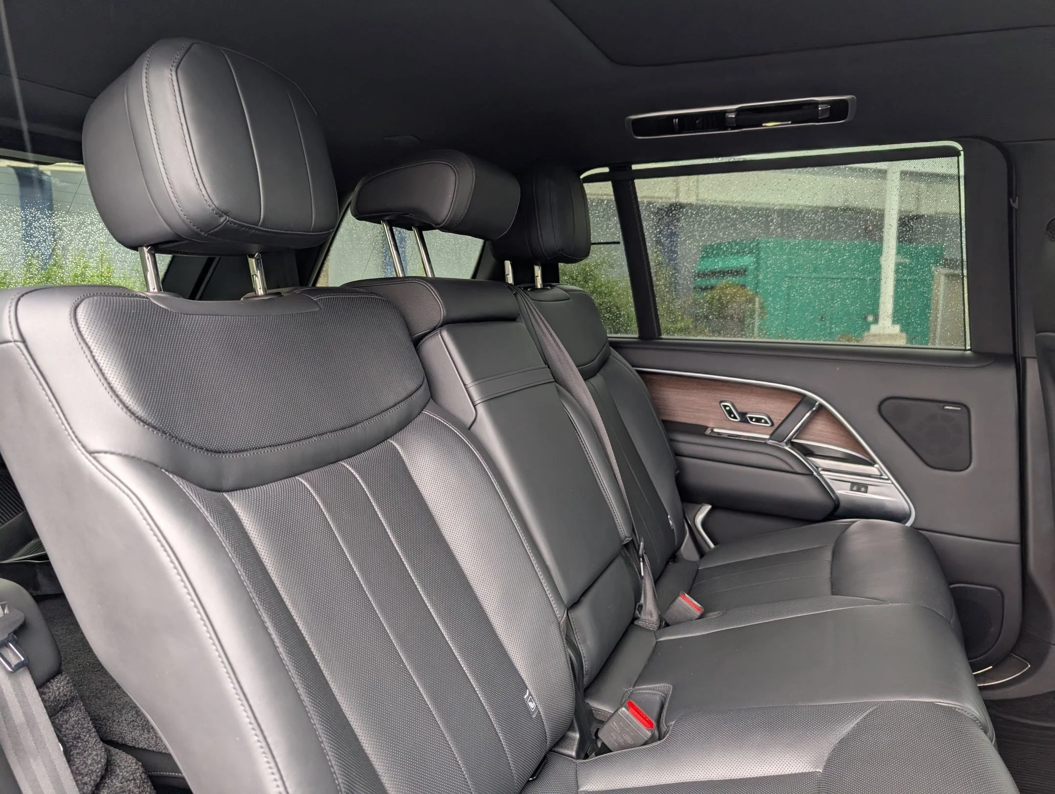 Used 2025 Icy White SV Bespoke Special Effect Satin Land Rover SE image 25