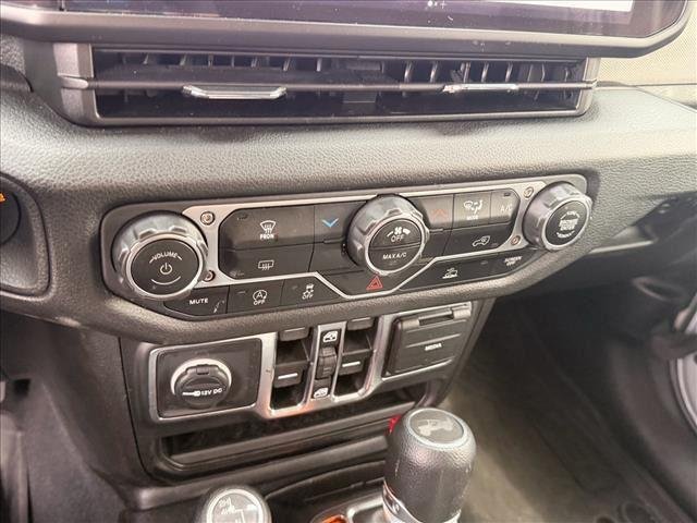 Used 2024 Silver Zynith Clearcoat Jeep Sport S image 19