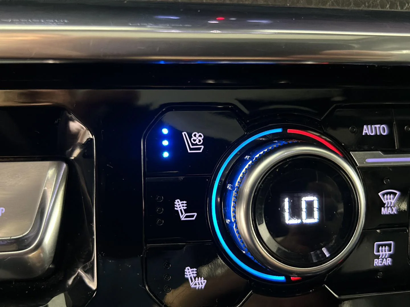 Used 2023 White Frost Tricoat GMC Denali image 29