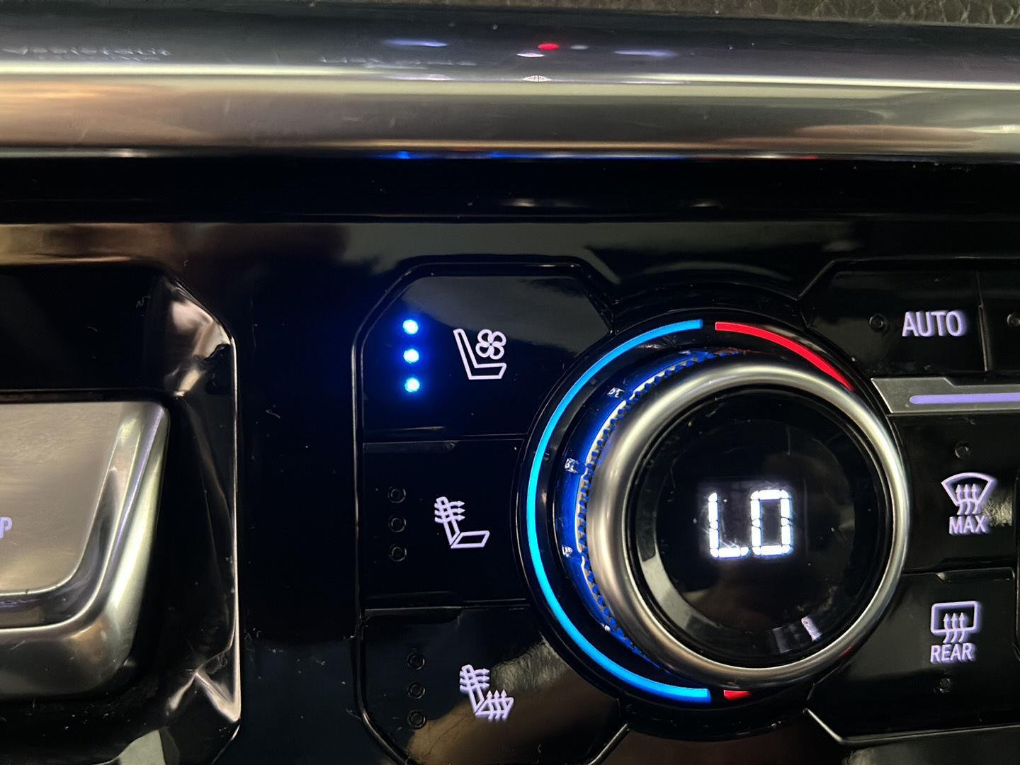 Used 2023 White Frost Tricoat GMC Denali image 29