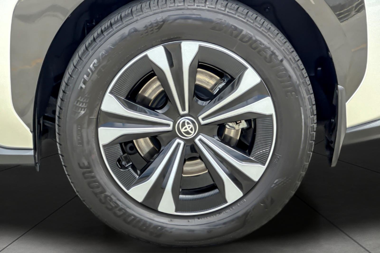 Used 2024 SILVER METALLIC Toyota XLE image 24