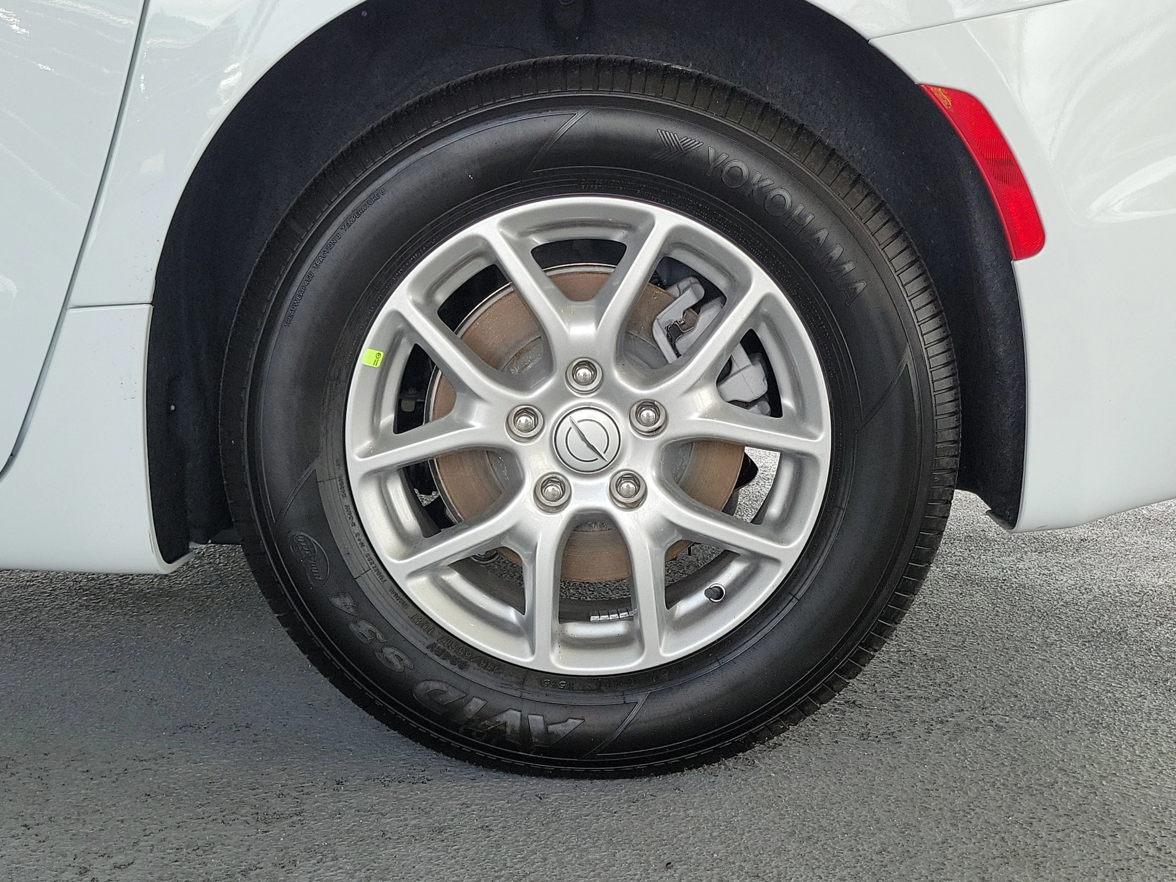 New 2026 Bright White Clear-Coat Exterior Paint Chrysler Select image 6