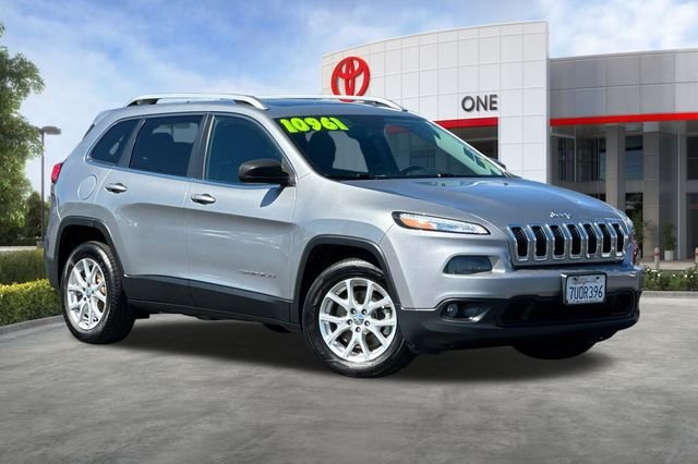 Used 2016 Silver Jeep Latitude image 2