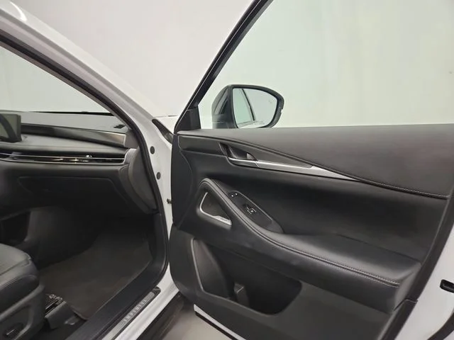 Used 2026 White INFINITI LUXE image 27