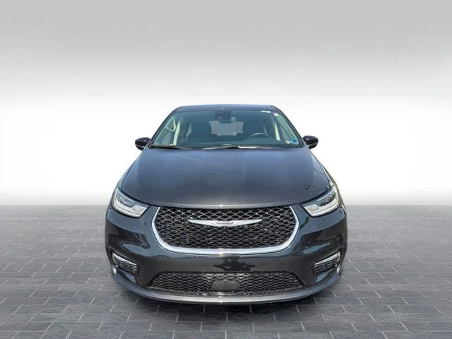 Used 2023 Black Chrysler Touring L image 2