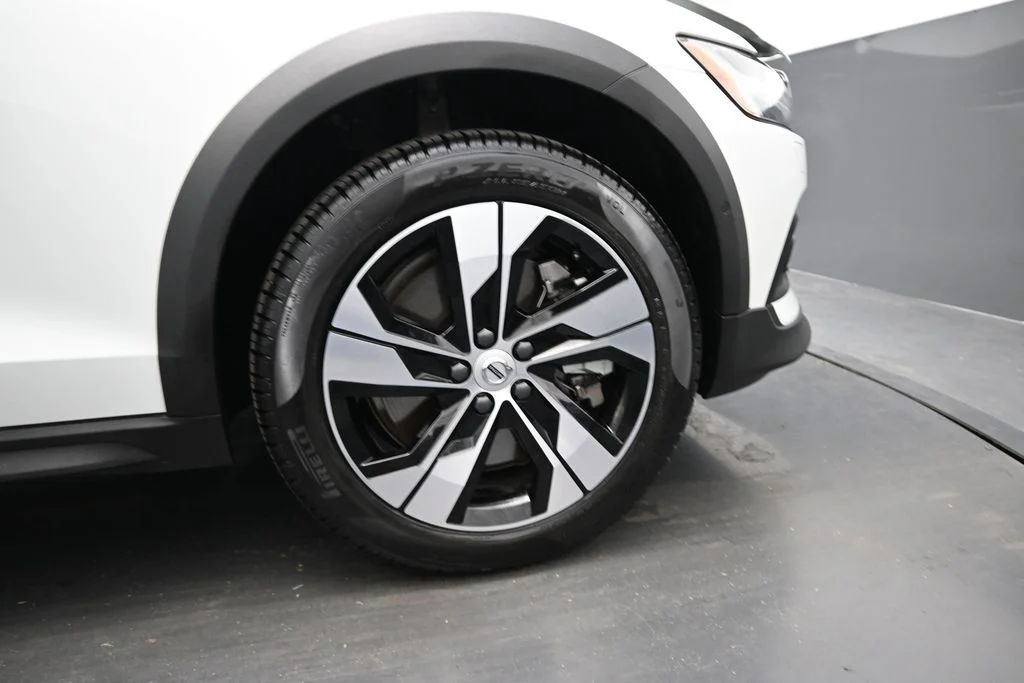 Certified Used 2026 Crystal White Volvo Plus image 17