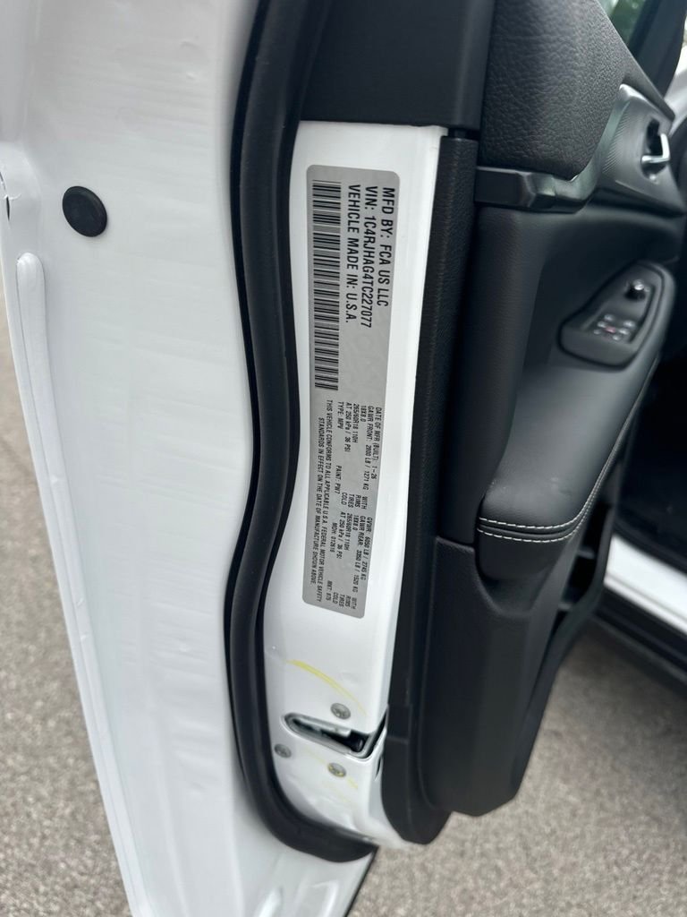 New 2026 Bright White Clear-Coat Exterior Paint Jeep Laredo X image 32