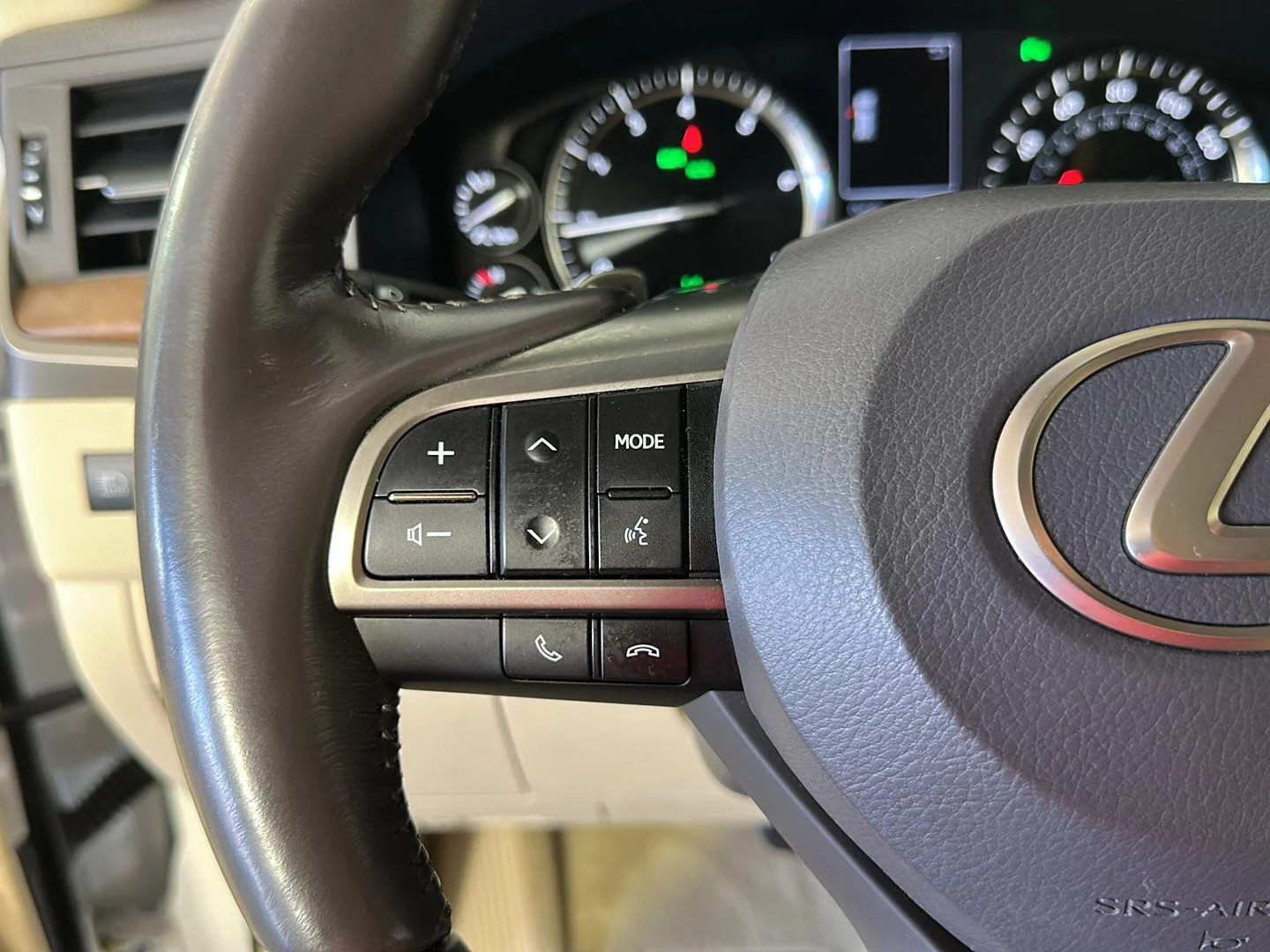 Used 2018 Eminent White Pearl Lexus LX 570 image 12