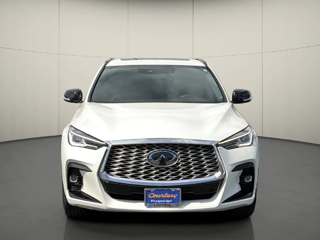 Used 2023 White INFINITI LUXE image 2
