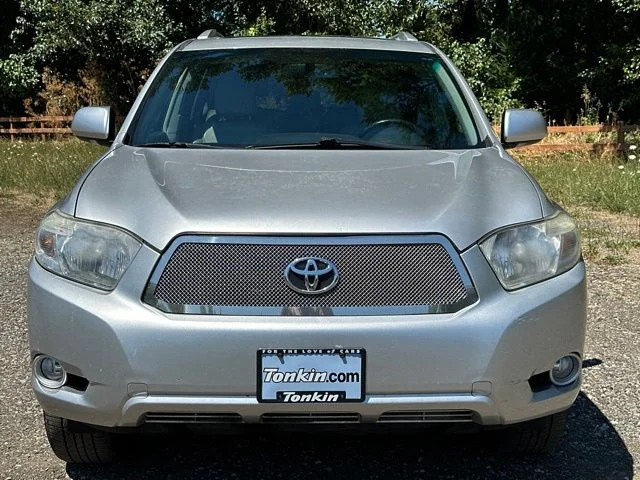 Used 2010 Classic Silver Metallic Toyota Limited image 3