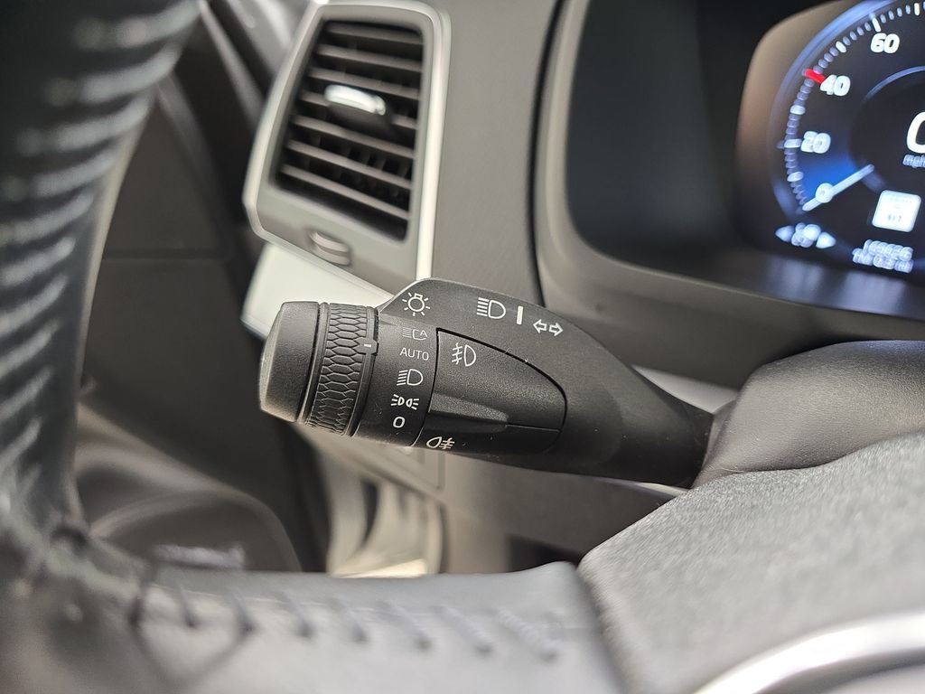 Used 2017 Bright Silver Metallic Volvo T6 Momentum image 29