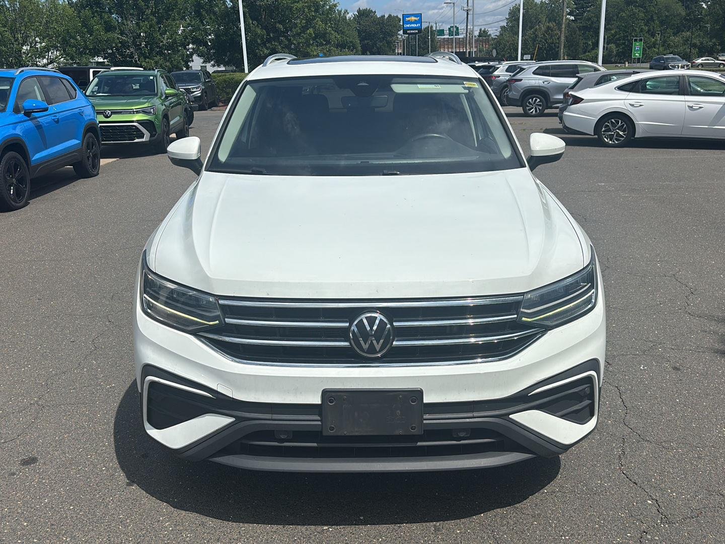 Used 2022 Pure White Volkswagen SE image 8