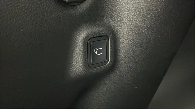 New 2026 Bright White Clearcoat Jeep Latitude image 31