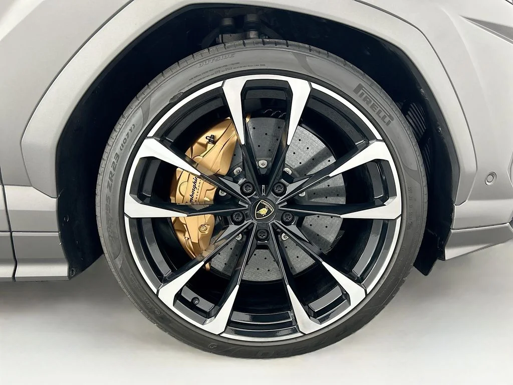 Used 2021  Lamborghini  image 31