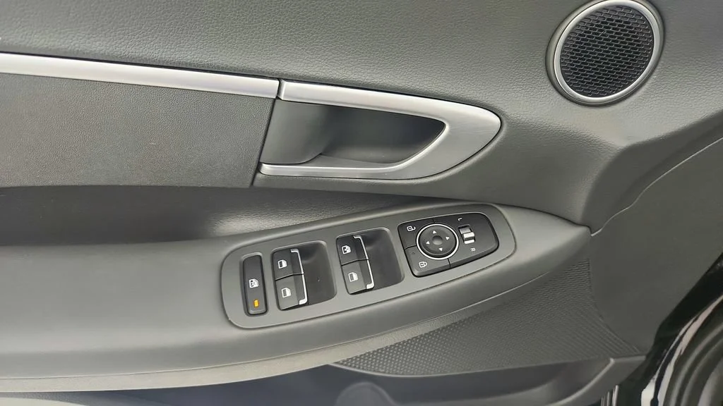 Used 2021 Black Hyundai SE image 20