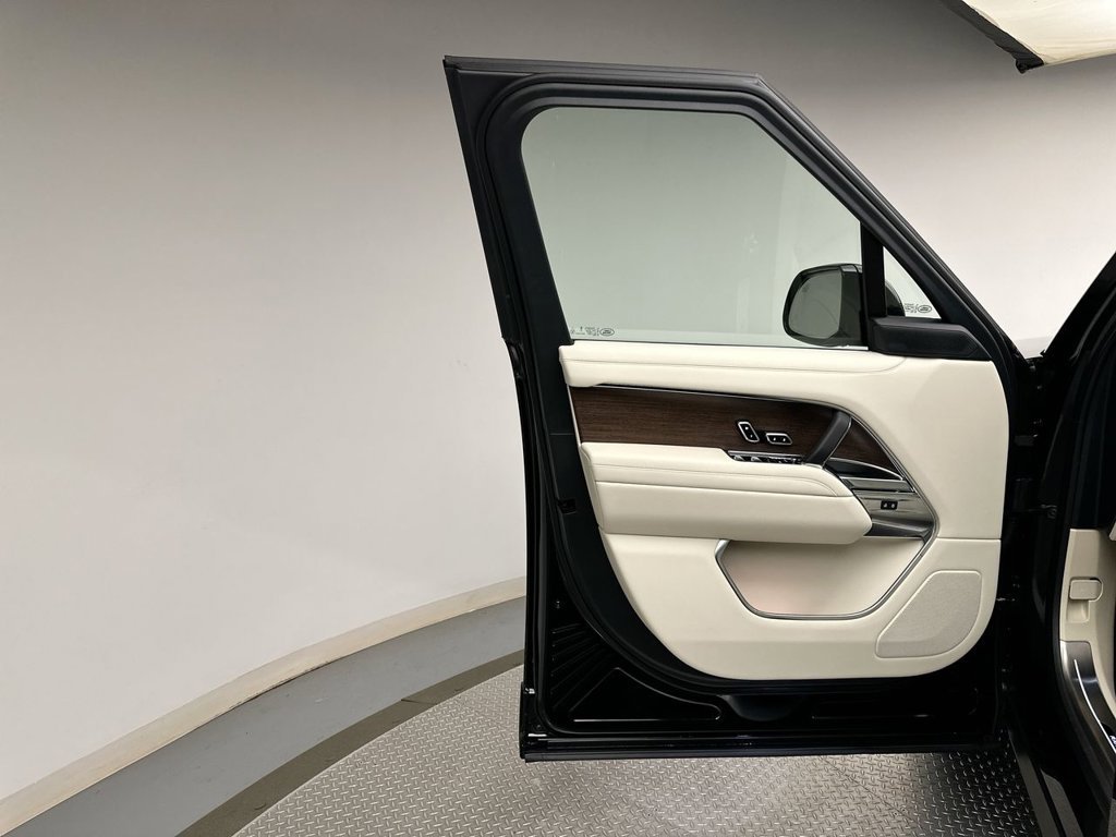 New 2027 Santorini Black Metallic Land Rover SE image 9