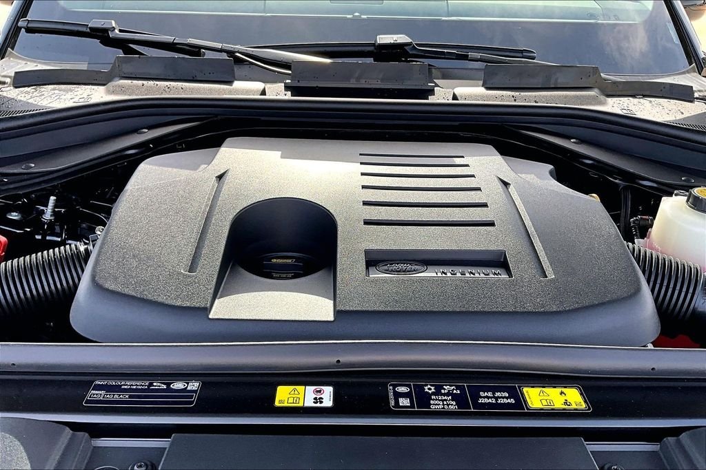New 2026 Santorini Black Metallic Land Rover SE image 11