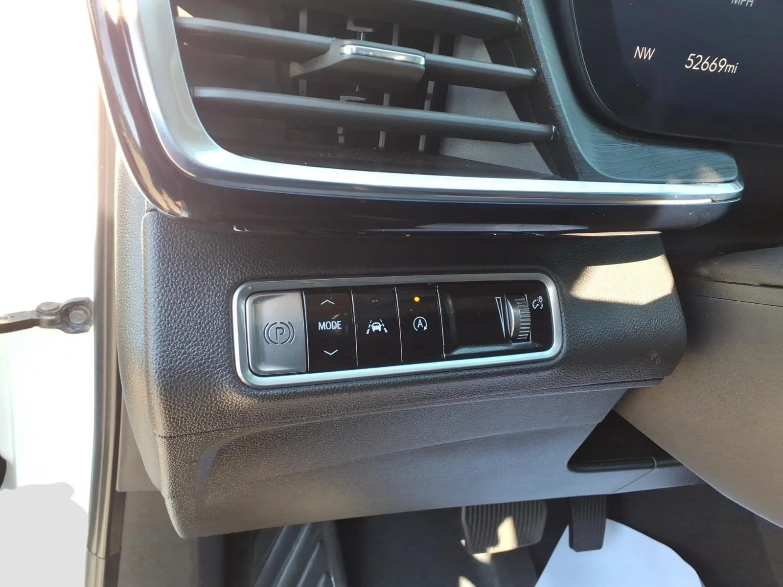 Used 2024 Summit White Gaz Buick Preferred image 17