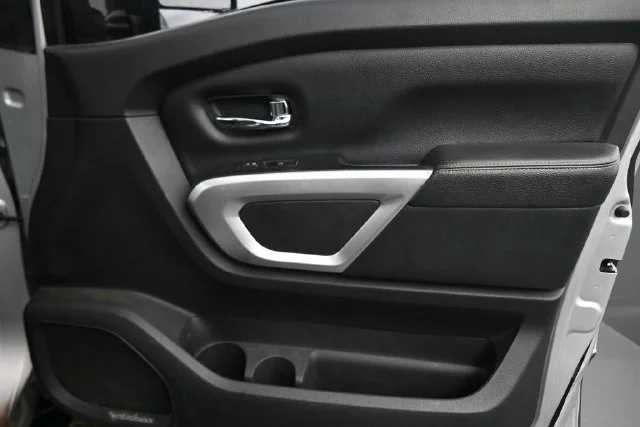 Used 2018 Silver Nissan PRO-4X image 13