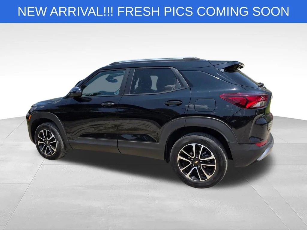 Used 2025 Mosaic Black Metallic Chevrolet LT image 4