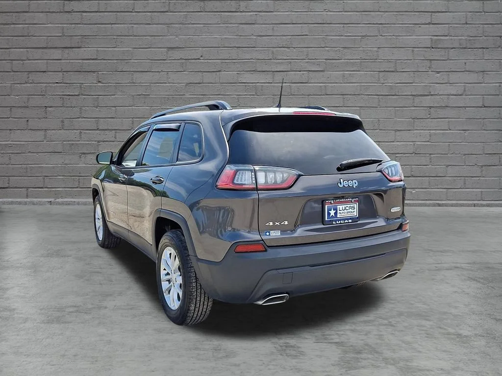 Used 2022 Granite Crystal Metallic Clearcoat Jeep Latitude Lux image 9