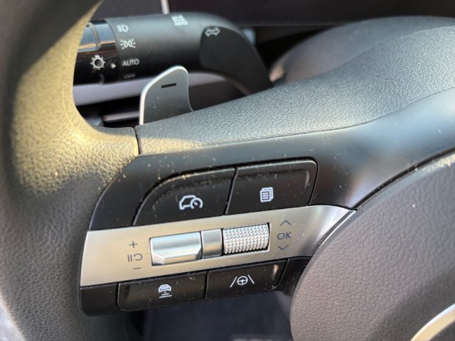 Used 2025 White Hyundai SEL image 27