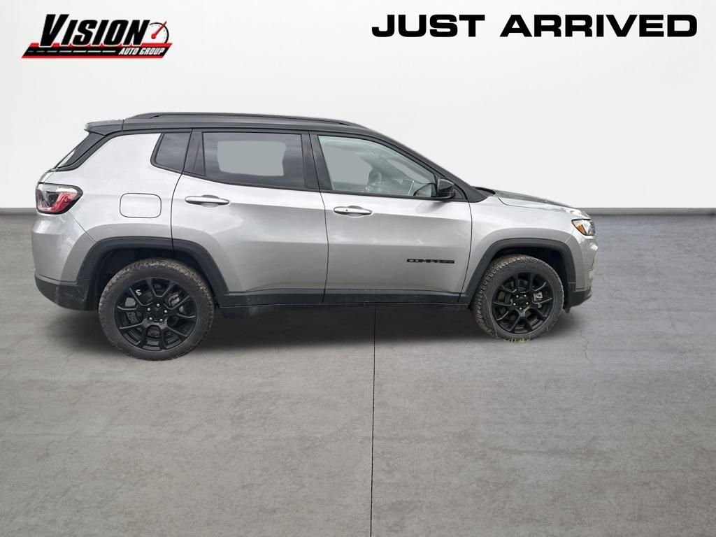 Used 2023 Silver Jeep Latitude image 6