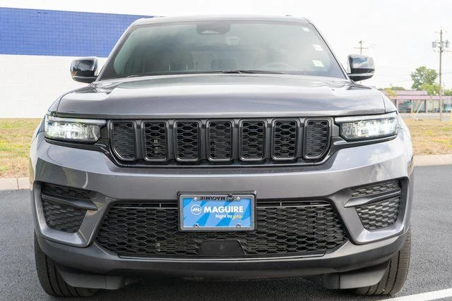 Used 2025 Gray Jeep Altitude X image 3