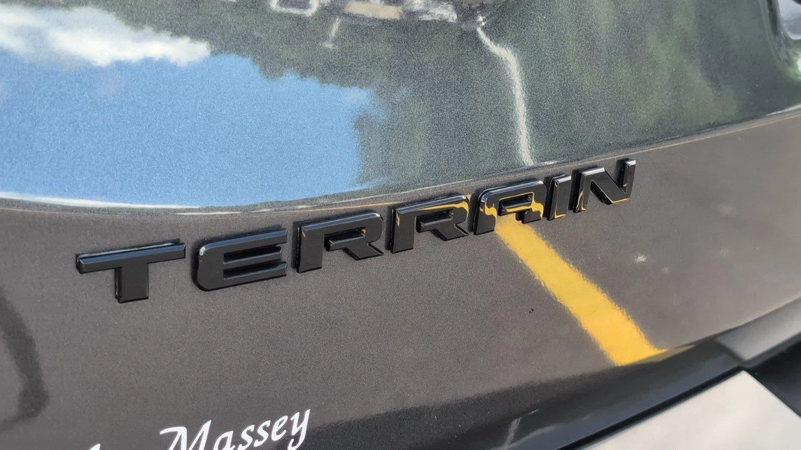 Used 2021 Graphite Gray Metallic GMC SLT image 6