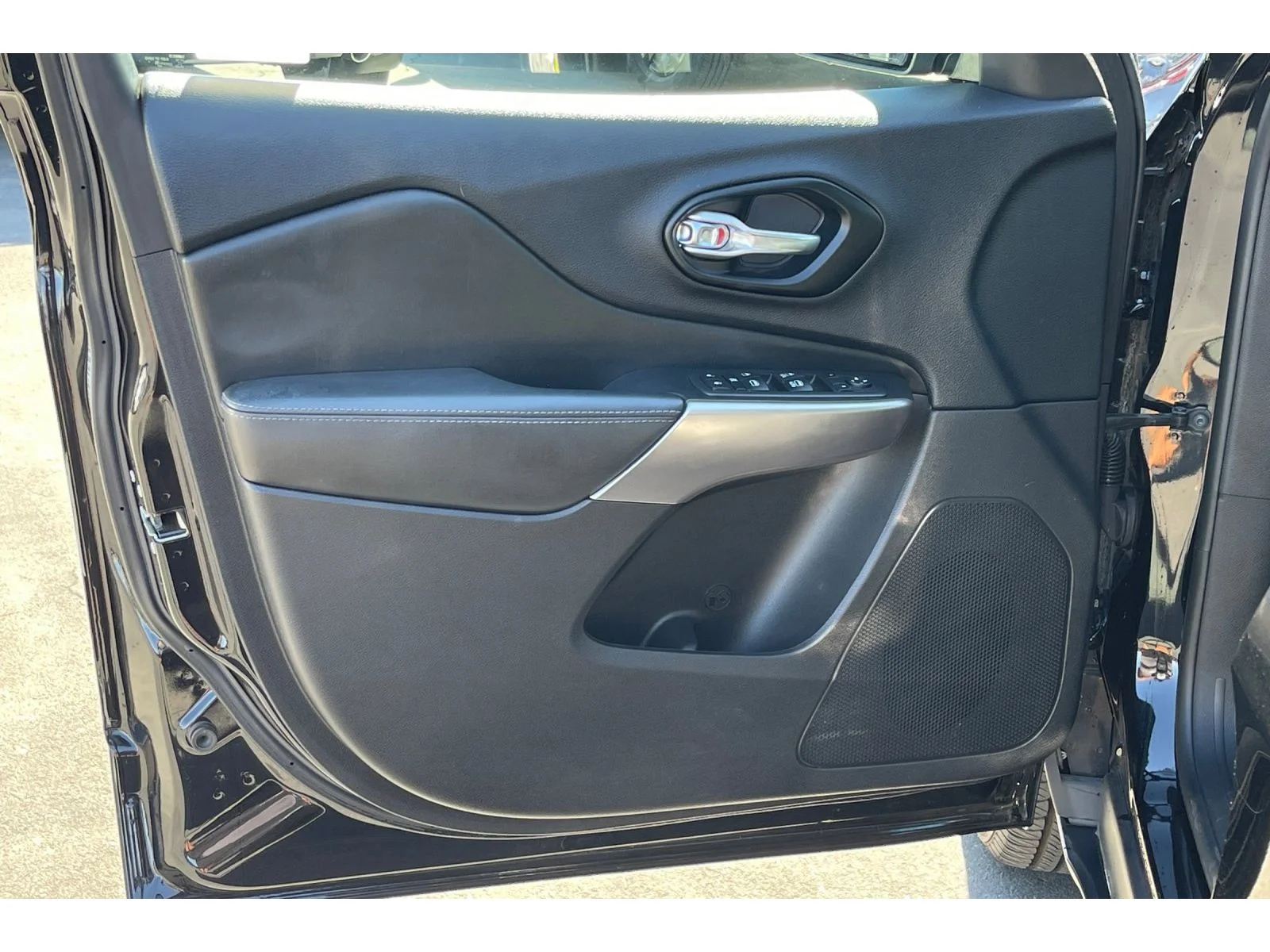 Used 2021 Diamond Black Crystal Pearlcoat Jeep Latitude Lux image 12