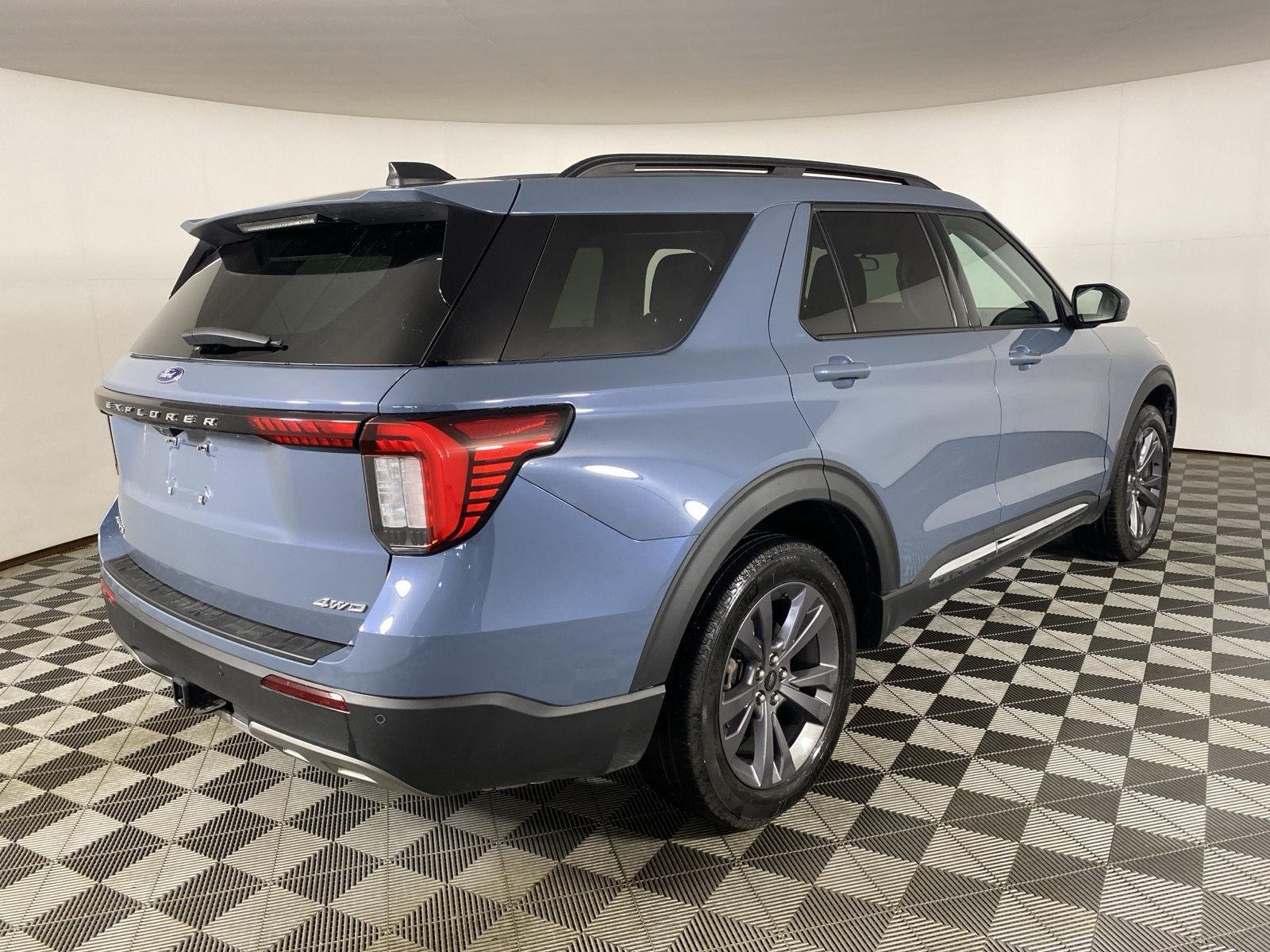 Used 2025 Vapor Blue Ford Active image 7
