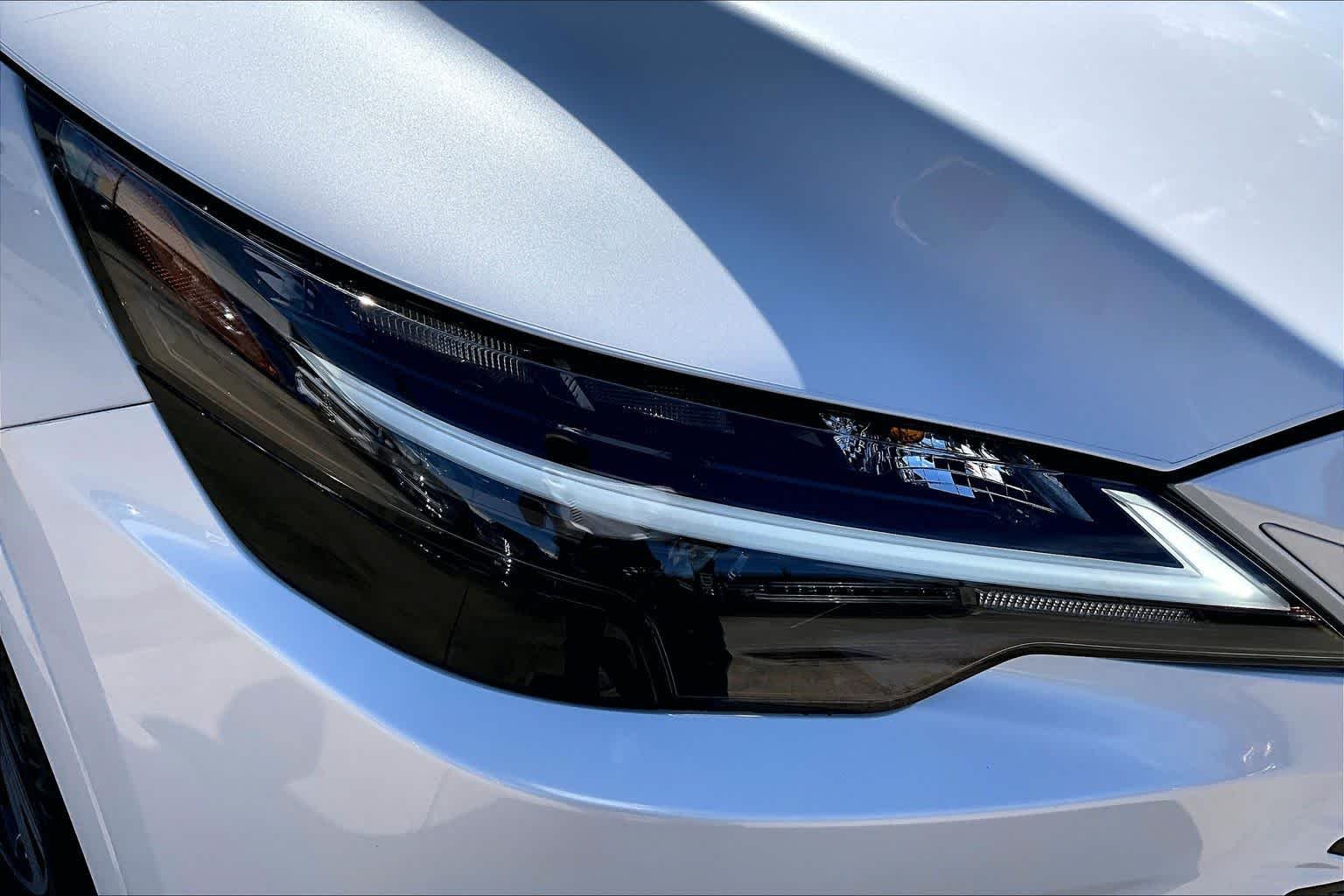 Used 2025 Eminent White Pearl Lexus Premium image 28