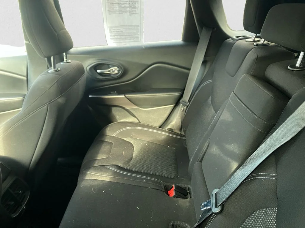 Used 2019 White Jeep Latitude image 8