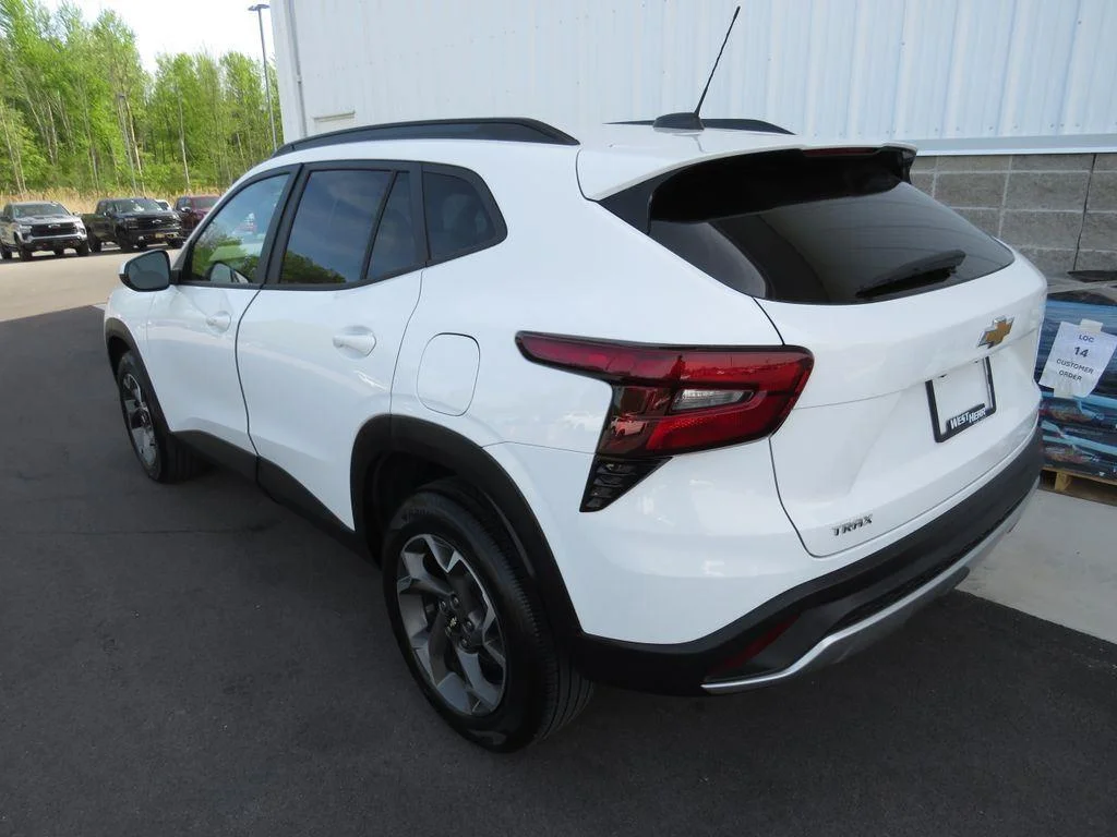 Used 2024 Summit White Chevrolet LT image 16