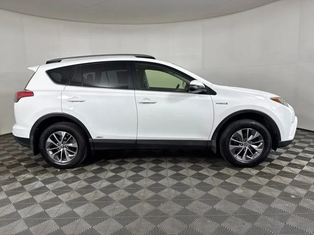 Used 2018 Super White Toyota XLE image 2