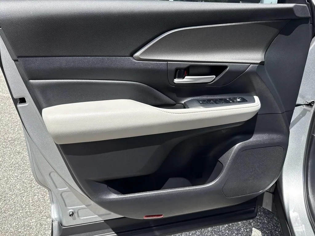 Used 2025 Silver Toyota XLE image 21