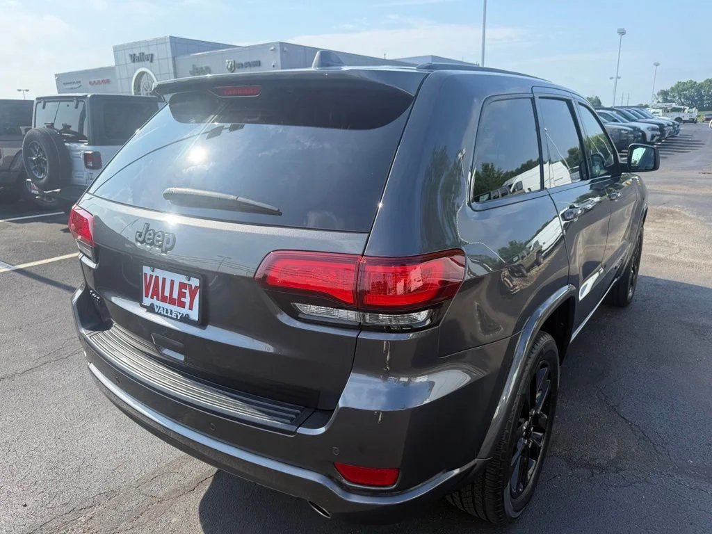 Used 2018 Gray Jeep Altitude image 3