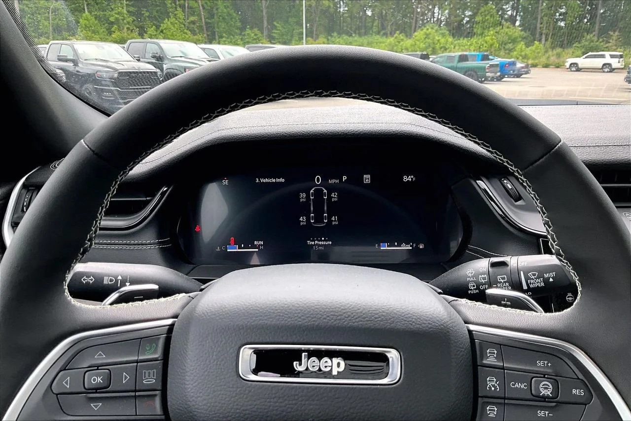 New 2026 Silver Zynith Exterior Paint Jeep Altitude image 10