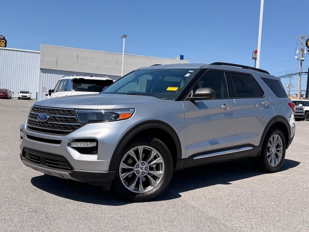 Used 2023 Silver Ford XLT image 2