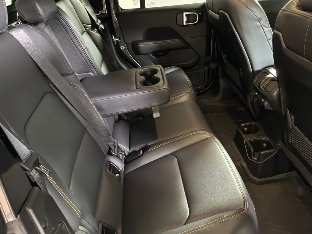 New 2026 Granite Crystal Metallic Clearcoat Jeep Sahara image 17