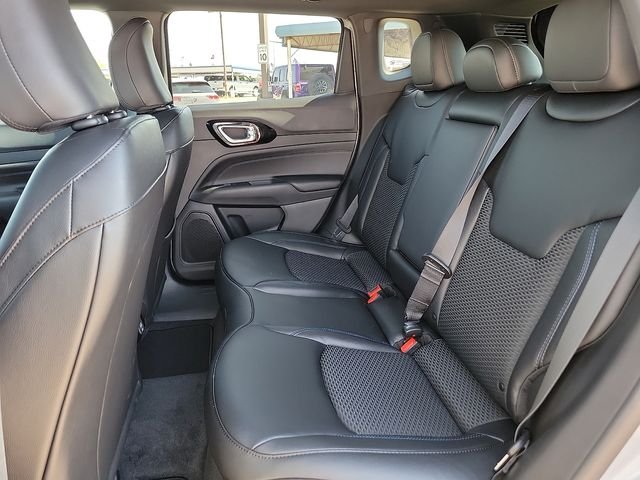 New 2026 Silver Zynith Metallic Clear-Coat Exterior Paint Jeep Latitude image 8