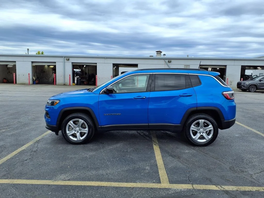 Used 2023 Blue Jeep Latitude image 21