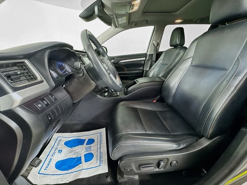 Used 2018 Gray Toyota XLE image 25